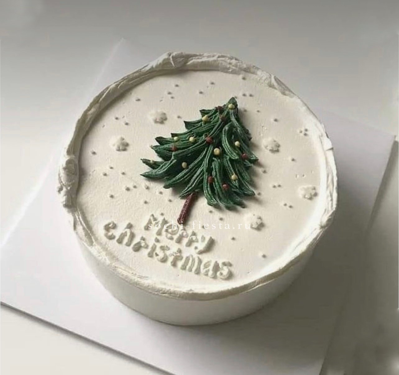 новогодний букет из красных роз с хвойными ветвями для малого города