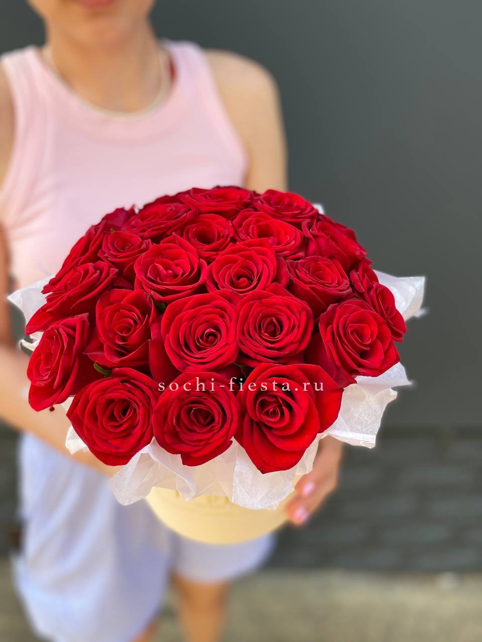 сезонный свадебный букет с пионами и эустомой для местного торжества