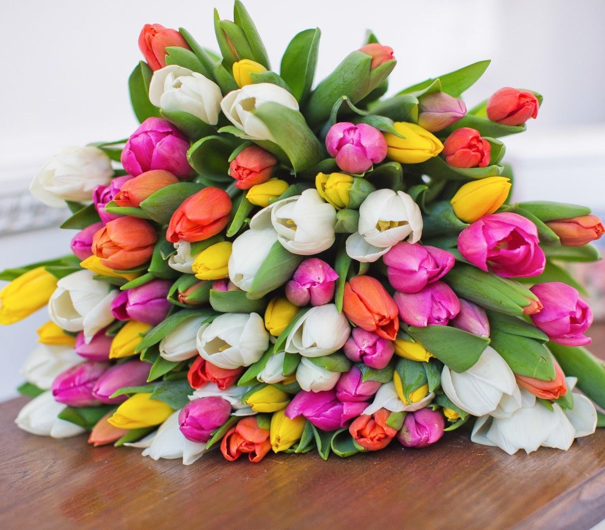 классическая корзина с лилиями и розами для юбилея в Владивостоке