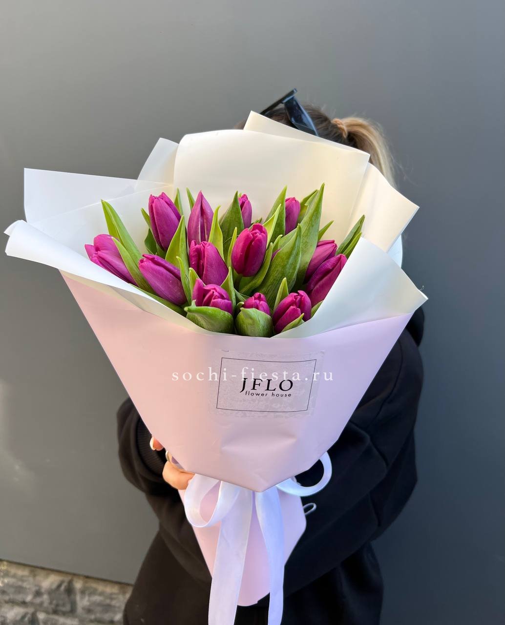 видовой каталог с розами и хризантемами в студии флористики в Владивостоке