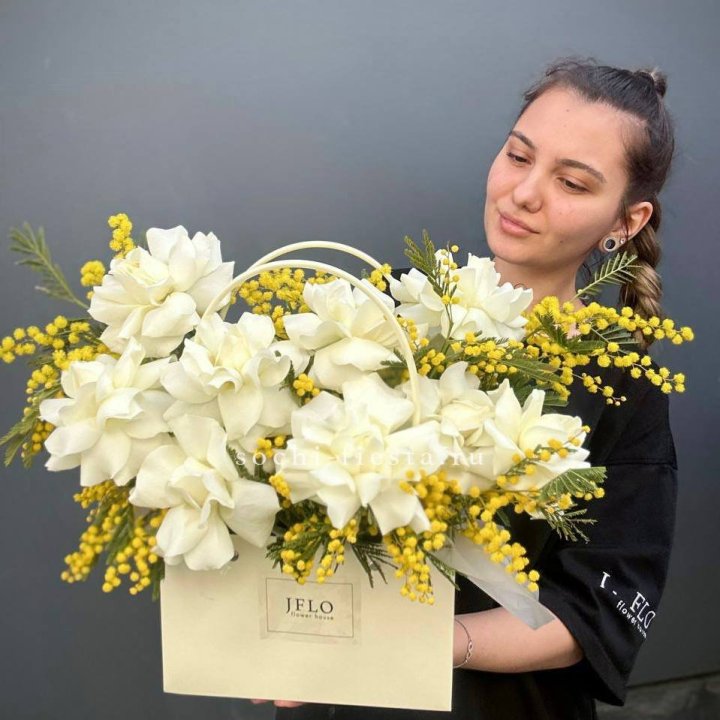 Французские Розы и мимоза  в сумочке  в Владивостоке