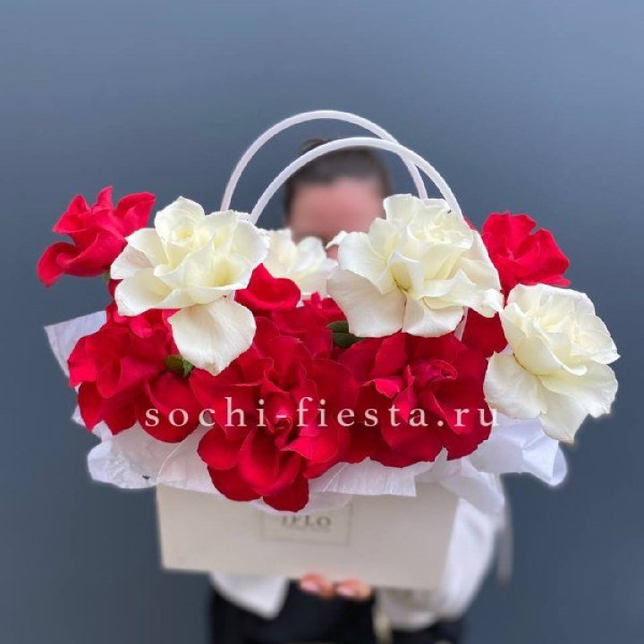 Сумочка  красных и белых роз в Владивостоке