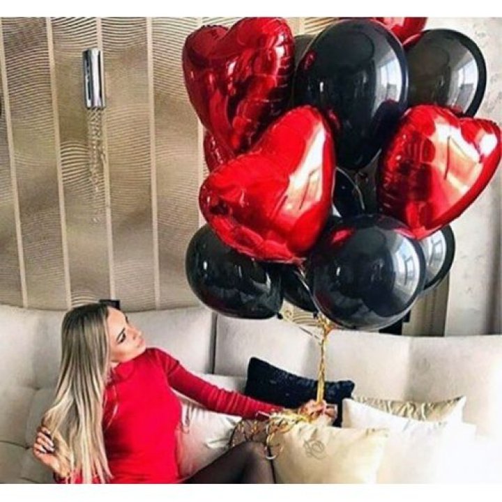 Фонтан из красных сердец с чёрными шарами  в Владивостоке