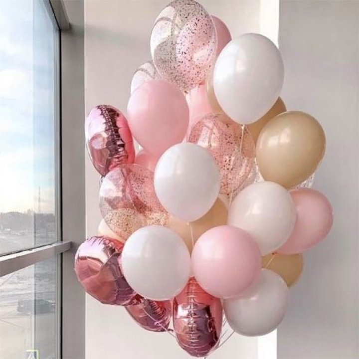 Фонтан шаров розового и белого цветов в Владивостоке