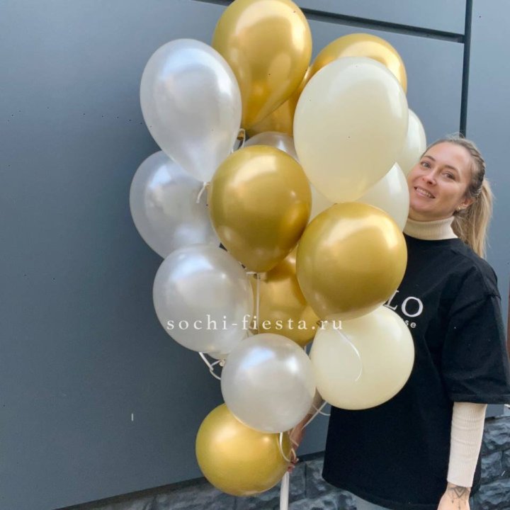 Облако шаров из белого и золотого оттенков в Владивостоке
