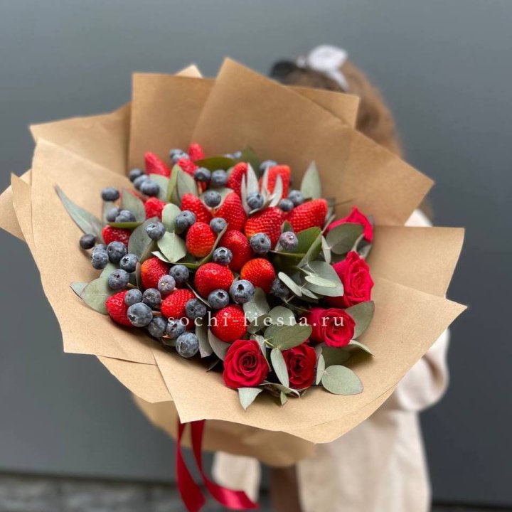 Клубника и голубика с цветами в Владивостоке