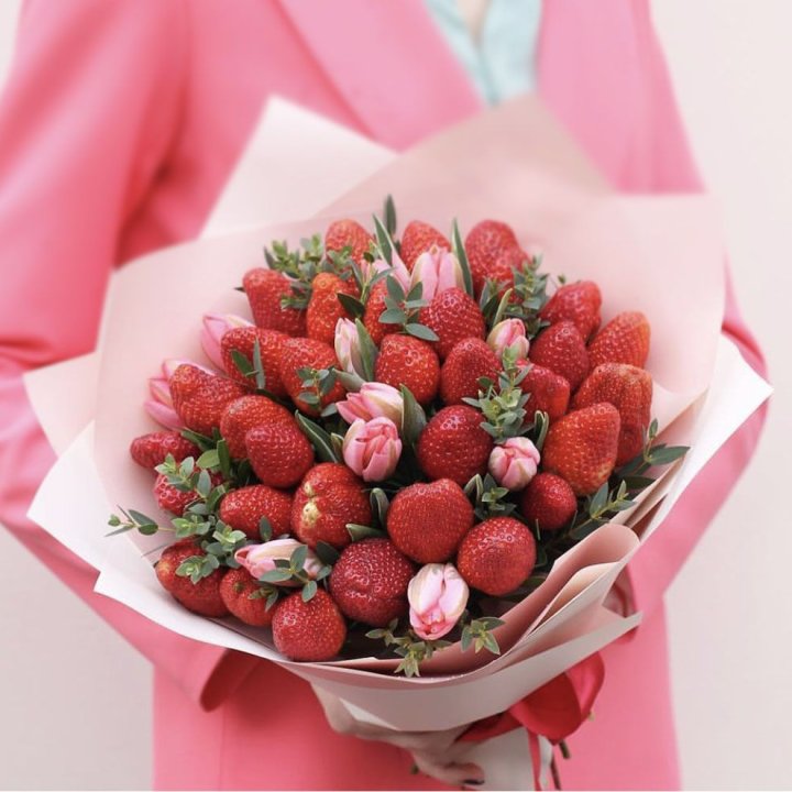 Тюльпаны и клубника в Владивостоке