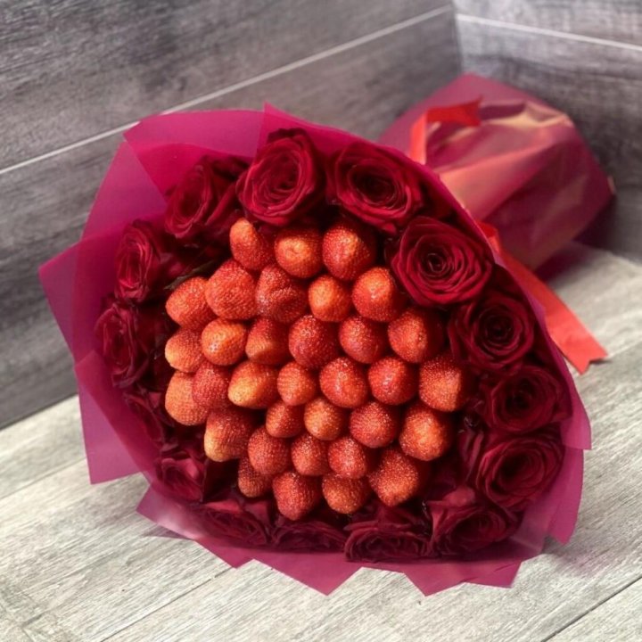 Клубничный букет с розами в Владивостоке
