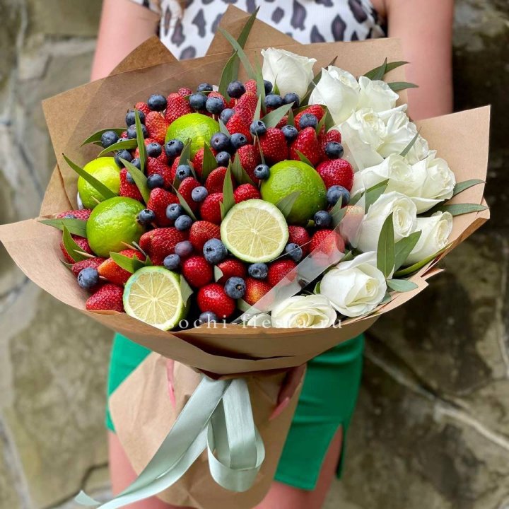 Ягодно-цитрусовый букет с розами в Владивостоке