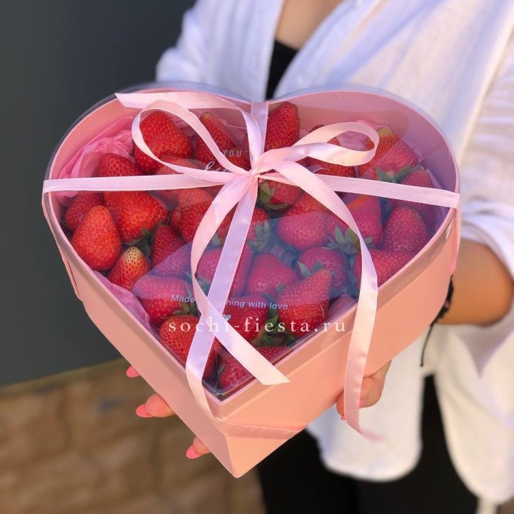 Коробочка сердце  с клубникой в Владивостоке
