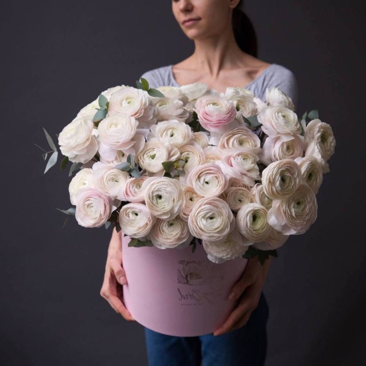 Бокс с ранункулюсами в Владивостоке