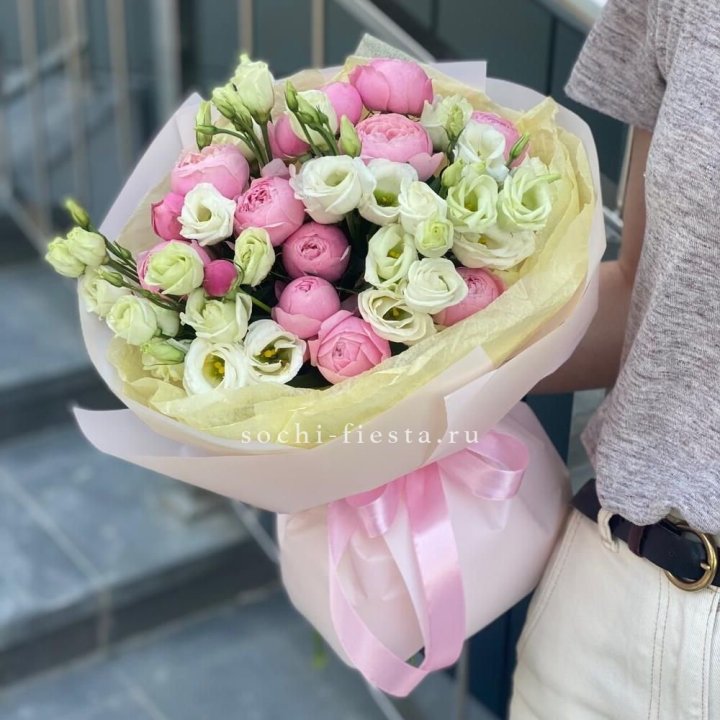 Букет кустовых роз с эустомой в Владивостоке