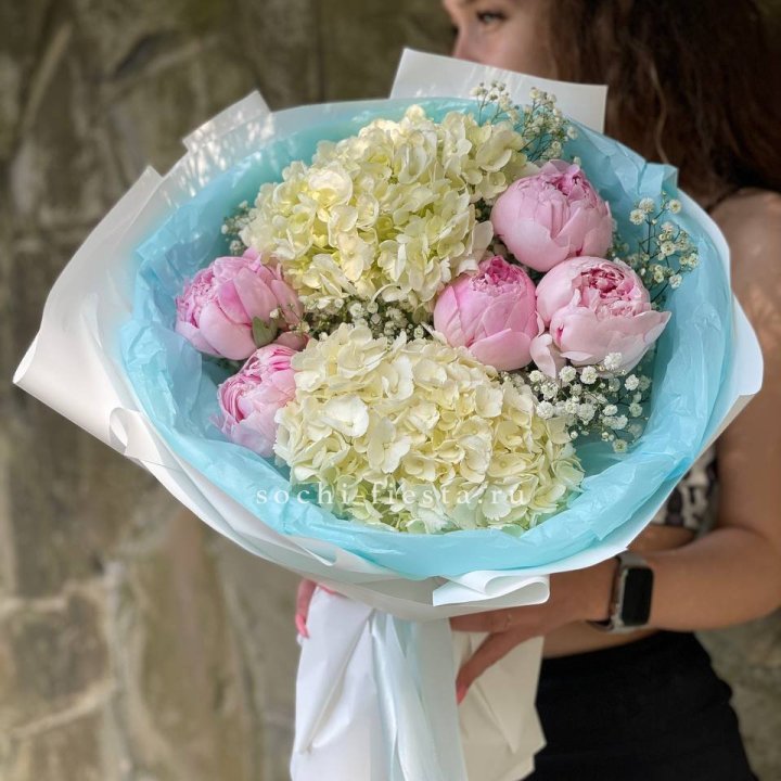 Букет с пионами "Блюсом" в Владивостоке