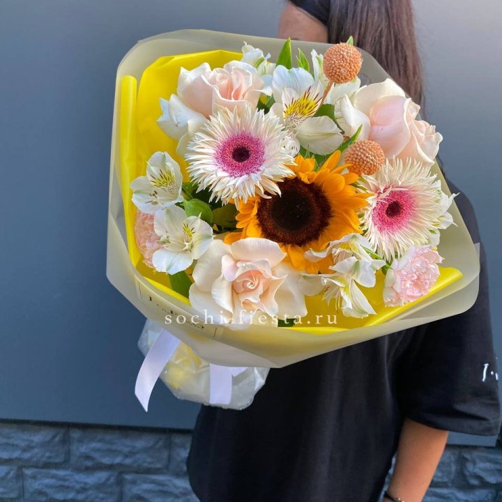 Букет с подсолнухом "Елоу" в Владивостоке