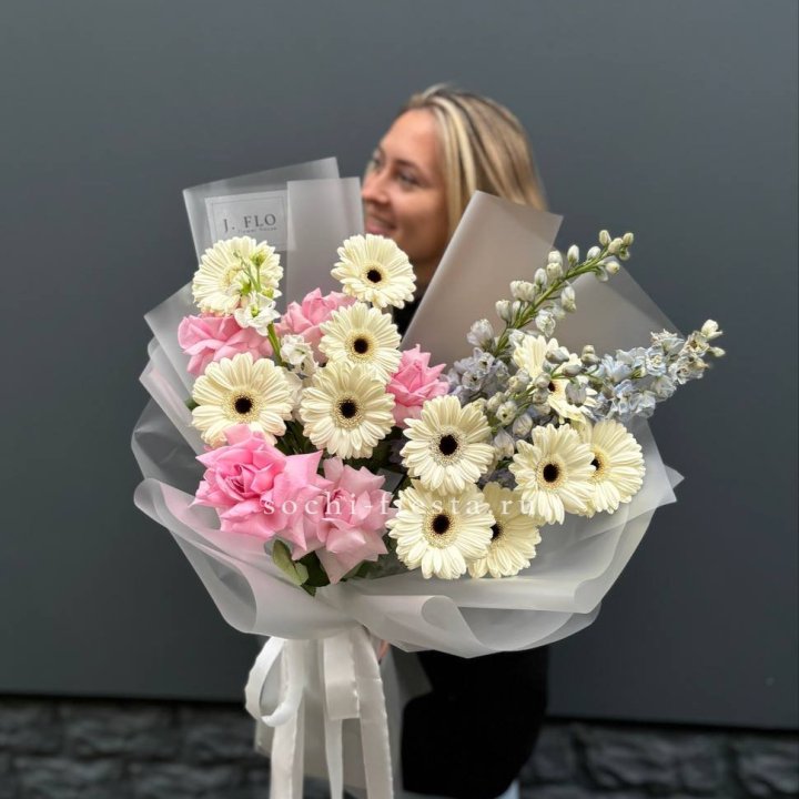 Букет роз и гербер в Владивостоке