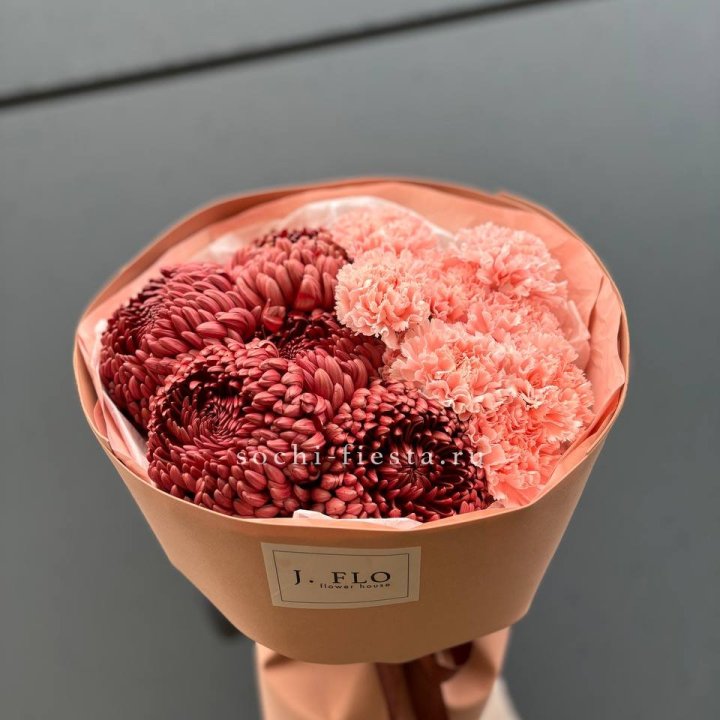 Букет хризантем и диантусов  в Владивостоке