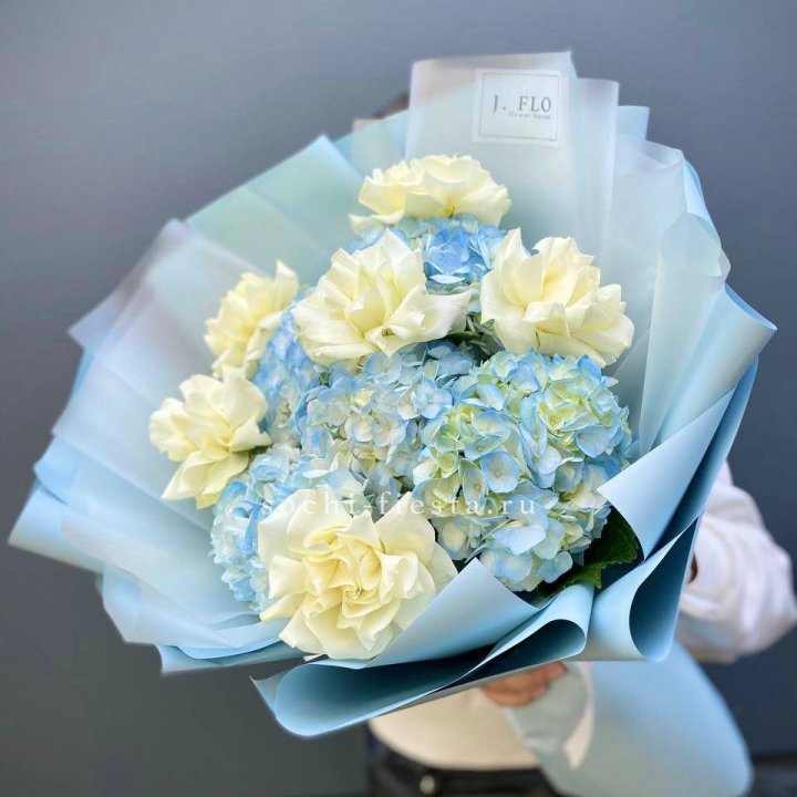  Букет из голубых гортензий и роз  в Владивостоке
