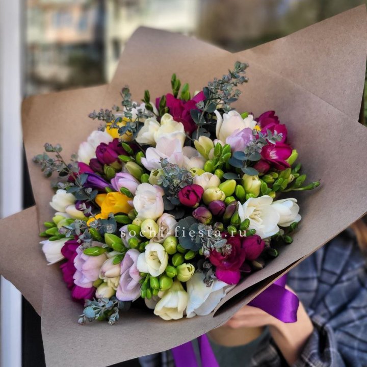 Букет фрезий "Радуга" в Владивостоке
