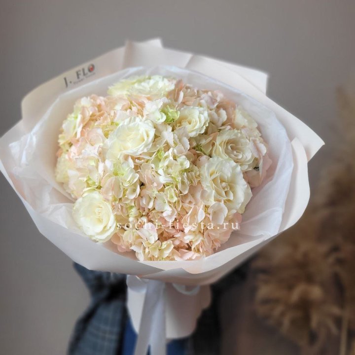  Букет гортензии и роз  в Владивостоке