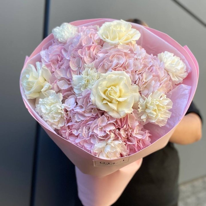  Букет гортензий и роз  в Владивостоке