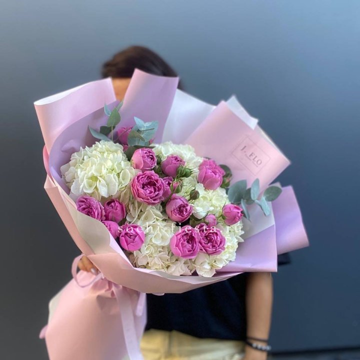 Букет белых гортензий и пионовидных роз  в Владивостоке