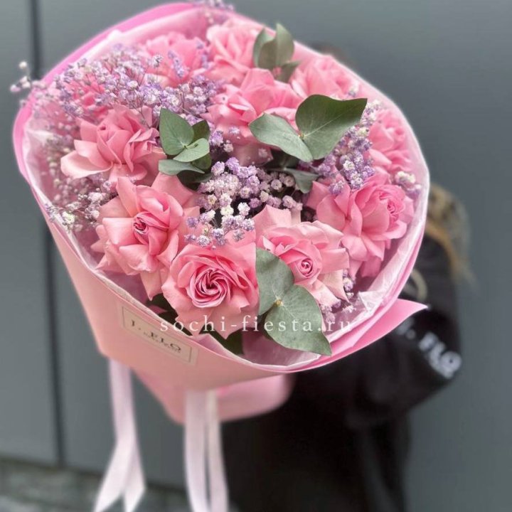 Розовые французские розы с гипсофилой в Владивостоке