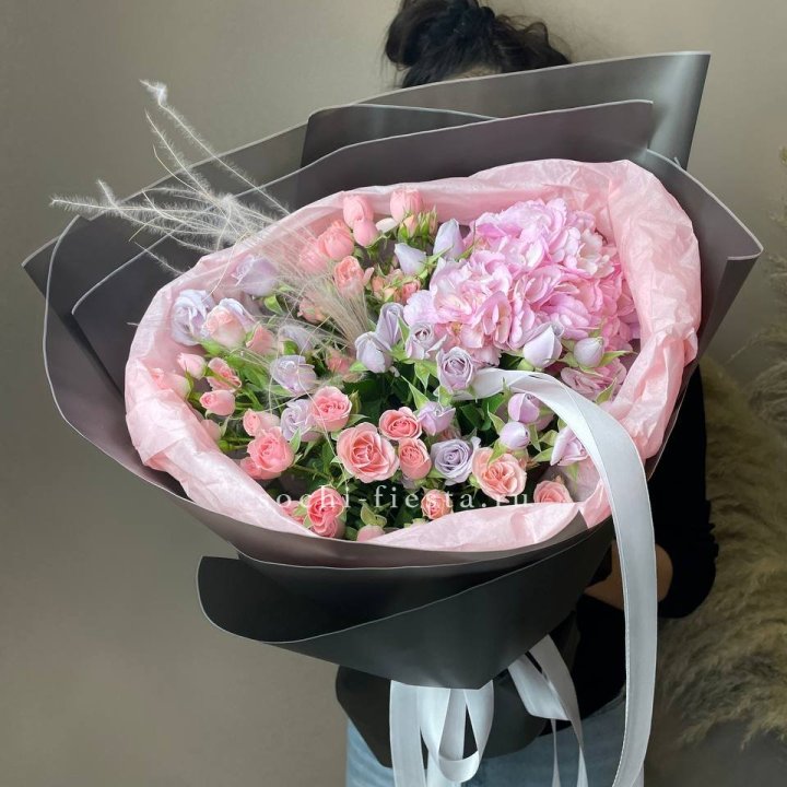  Букет гортензии и роз "Саперави" в Владивостоке