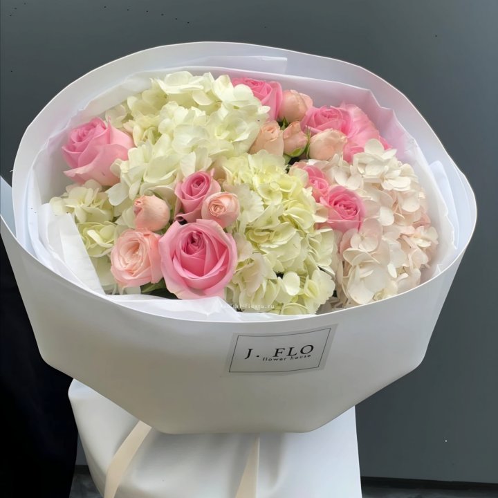  Букет гортензии и роз  "Тиамо" в Владивостоке