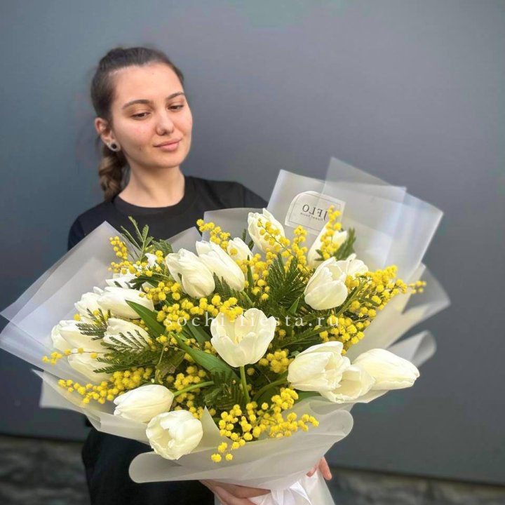 Букет тюльпанов и мимозы в Владивостоке