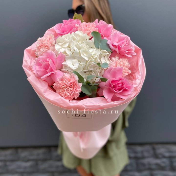  Букет роз и гортензии "Навола" в Владивостоке