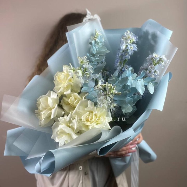 Букет из белых французских роз и дельфиниума в Владивостоке
