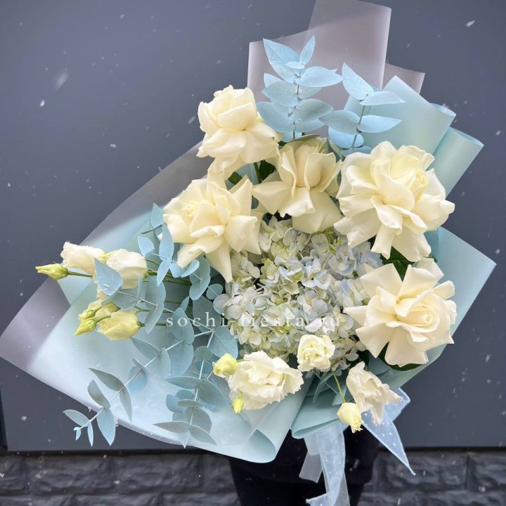 Букет с гортензией и белыми французскими розами в Владивостоке
