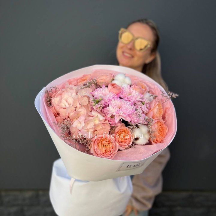 Букет гортензии и кустовых роз  в Владивостоке