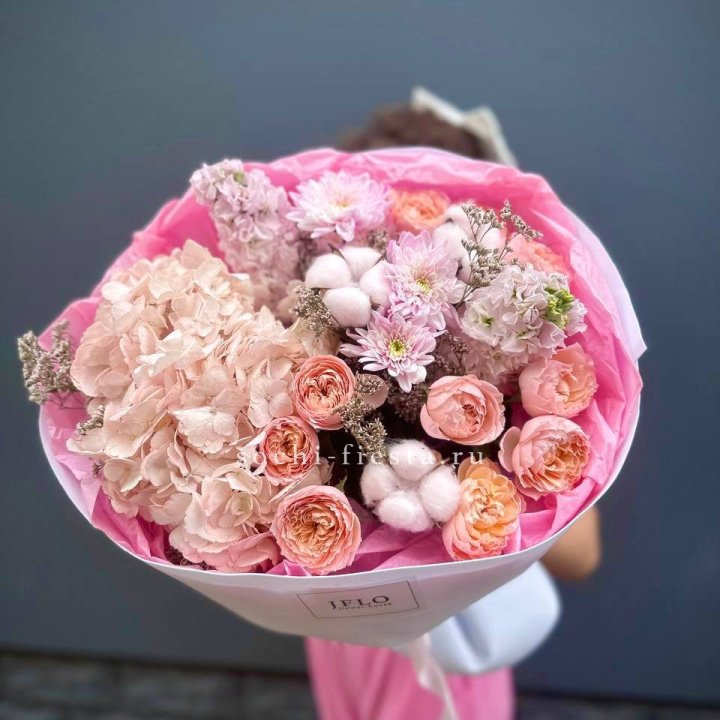 Букет гортензии и кустовых роз "Абрассо" в Владивостоке