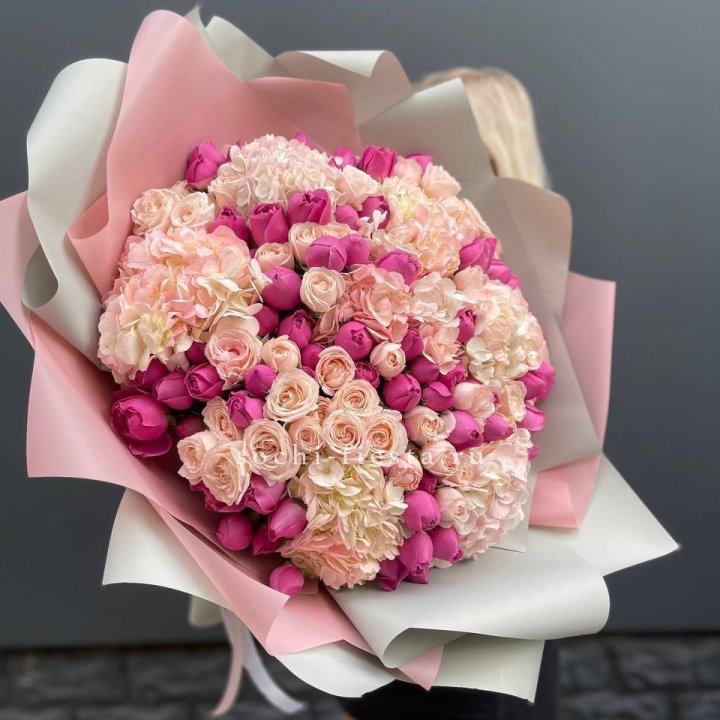 Букет кустовые розы и гортензия в Владивостоке