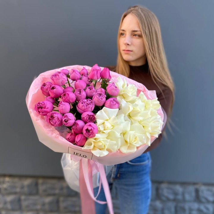 Дуо белых и кустовых роз в Владивостоке