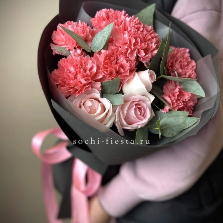 Букет из роз и диантусов "Пенелопа" в Владивостоке