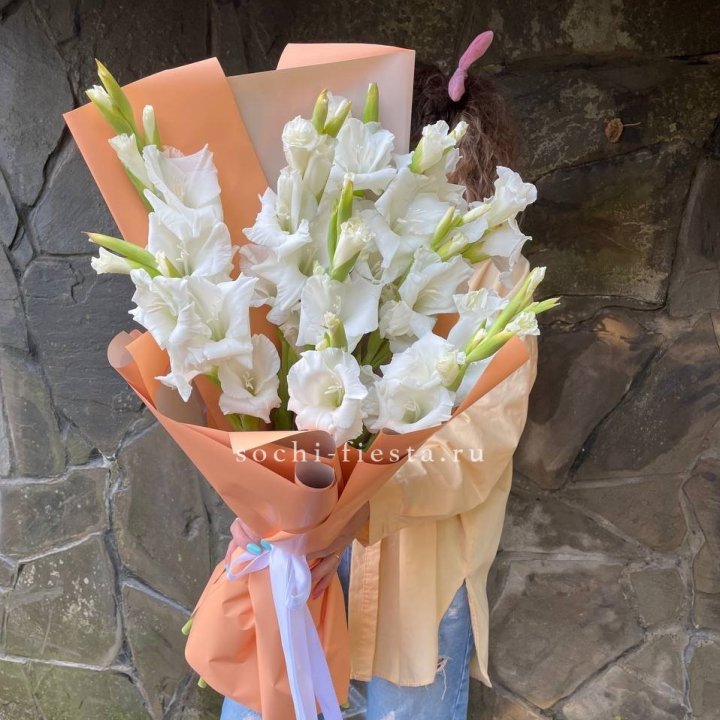 Букет белых гладиолусов  в Владивостоке