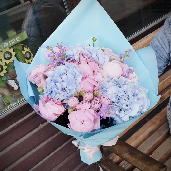 Букет с гортензиями "Блубери" в Владивостоке