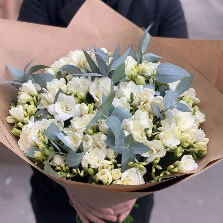 51 фрезия с эвкалиптом в Владивостоке