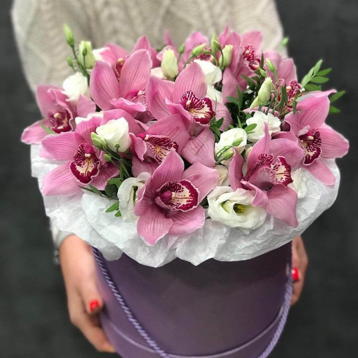 Орхидея и эустома в шляпной коробке в Владивостоке