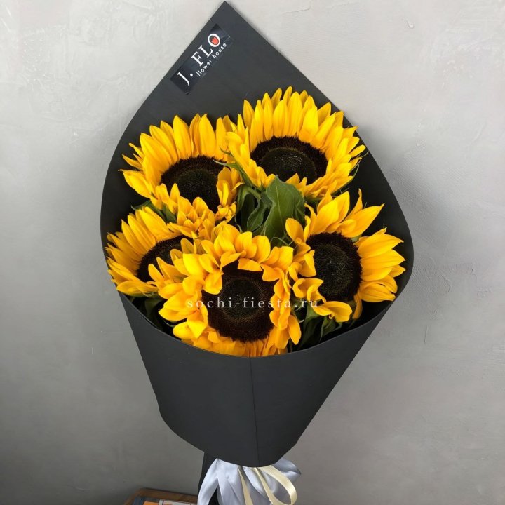 Букет из 5  подсолнухов в Владивостоке