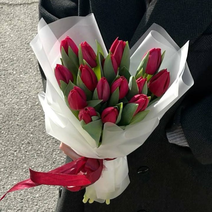 15 красных тюльпанов в Владивостоке