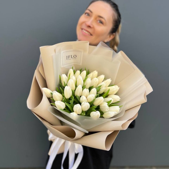 35 белых тюльпанов в Владивостоке