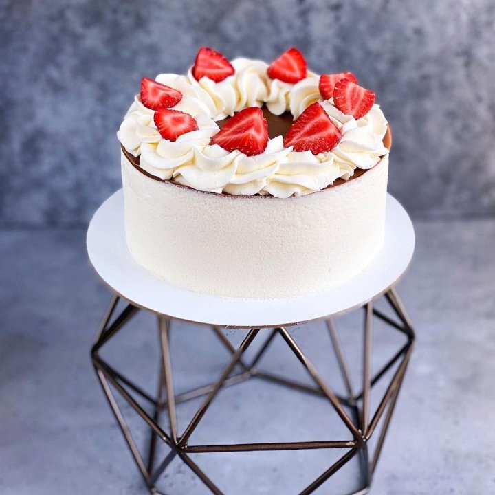 Торт "Клубника со сливками" в Владивостоке