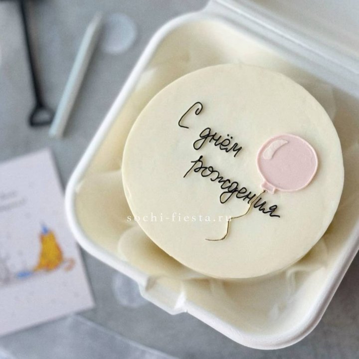 Бенто-торт с шаром "С днем рождения" в Владивостоке