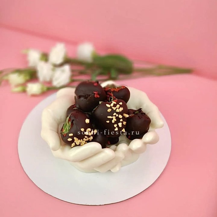 Клубника в шоколаде на шоколадных ладонях  в Владивостоке