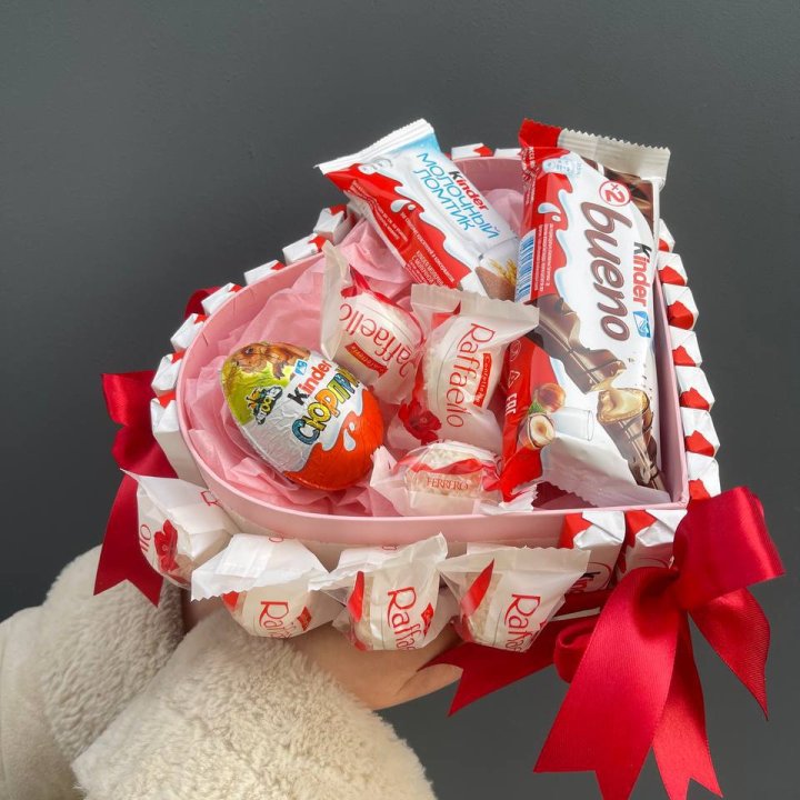 Бокс киндерами и раффаэлло в Владивостоке