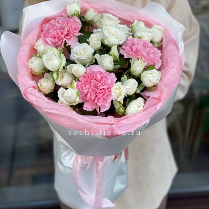 Букет розы с диантусами "Блэш" в Владивостоке