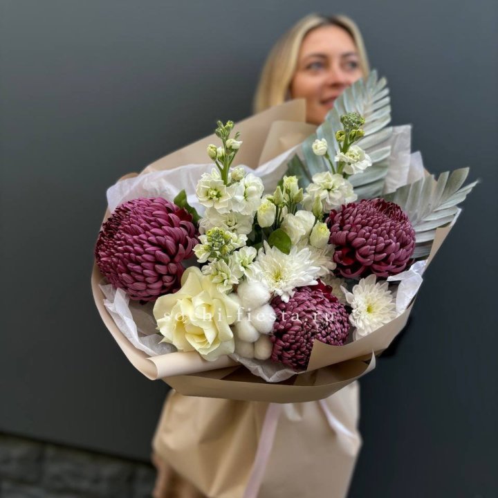 Хризантемы с маттиолой розами эустомой Чика в Владивостоке